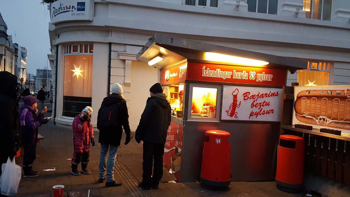 viking_inc's tweet photo. 🇮🇸🌭手軽に食事を済ませたい時やサマーハウスに行った時、プールの帰りや子供のバースデーパーティーなど、ホットドッグ(羊肉入り)がよく登場します。ポテトサラダを入れてボリュームアップしたり、最近はジャガイモ入りの美味しいパンも出ていました。#pulsa #pylsa #ホットドッグ #アイスランド https://t.co/RezP3pMMc5