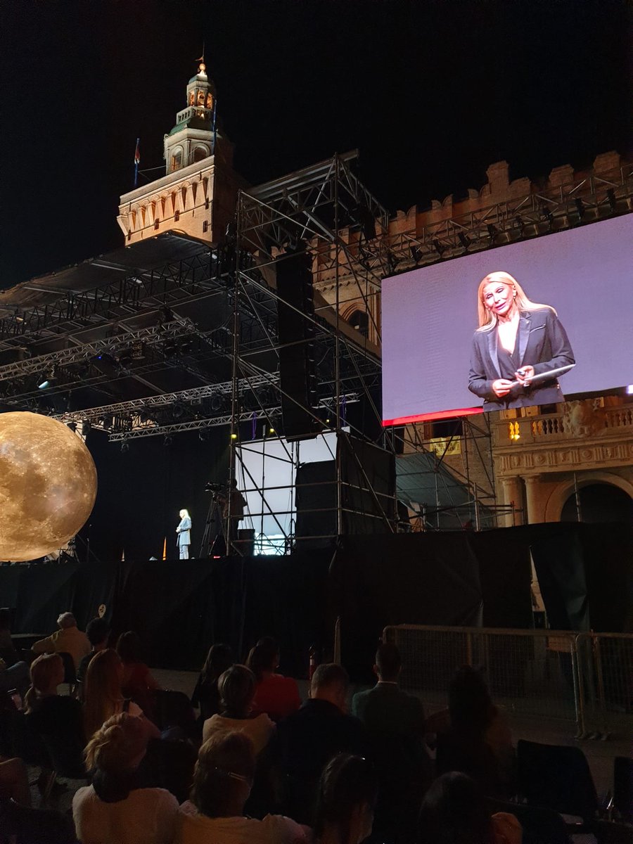“Quando c’è qualcosa che non capite, provate ad ascoltarla. Quando c’ è qualcosa che non riuscite a dire, provate a cantarla.” Cinzia Pennesi, Direttrice d’orchestra

#TEDxBologna #TEDx #TEDxBologna2020 #Outsider #Xedition