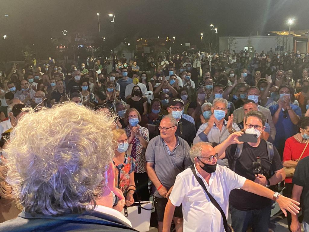 PippiMellone's tweet photo. Un bagno di folla per #GiuliaPuglia, per #MicheleEmiliano, per #Nardò! Una serata commovente ed emozionante. Grazie, Nardò mia! 
Avanti così fino alla vittoria! 
💗💙
@micheleemiliano #emilianosindacodiPuglia https://t.co/4NEnVsMMpo