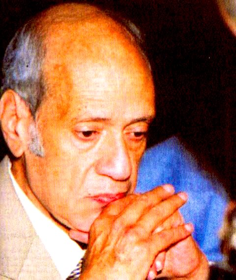 FaFeMr's tweet photo. ممّا لا يُعرف عن الكاتب الكبير عبد الوهاب مطاوع -رحمه الله- أنّ الذي دفعه إلى حب قراءة الكتب والنظر في المجلات القديمة أخته الكُبرى التي أمرها أبوها بأن تترك المدرسة وتستعد للزواج، فأصغت لأمره ولكنها داومت على القراءة والمطالعة مما جعل الصبي يتأثر بها.
•القصة بقلم الكاتب الكبير: https://t.co/Iwb2IVij44