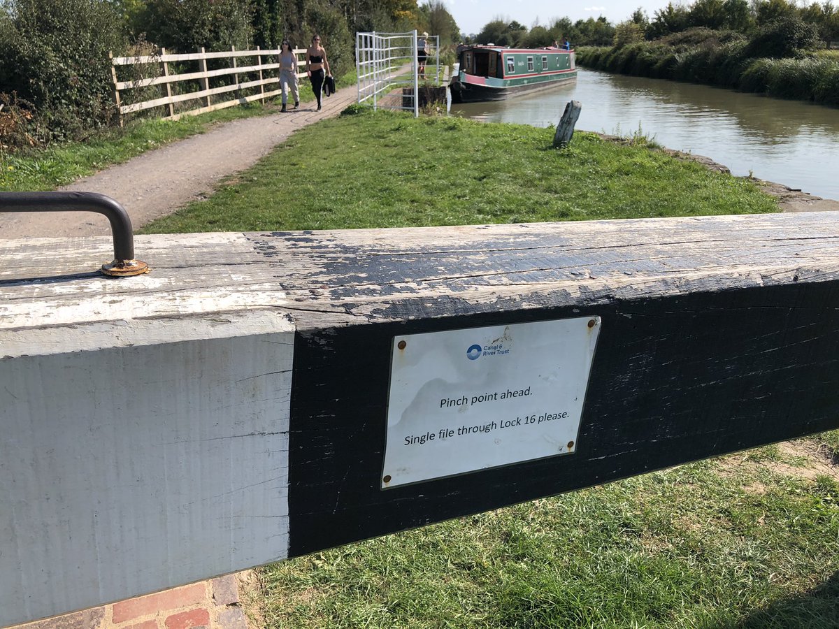 thomaswturner's tweet photo. @CRTContactUs lock 16 on the Kennet &amp; Avon canal. The signage is very ambiguous and seem to contradict. I read it that 2 boats can go in but must enter and exit single file. However one your employees on a hire boat said only one boat at a time. Who is right? https://t.co/yhRzSwiPaA