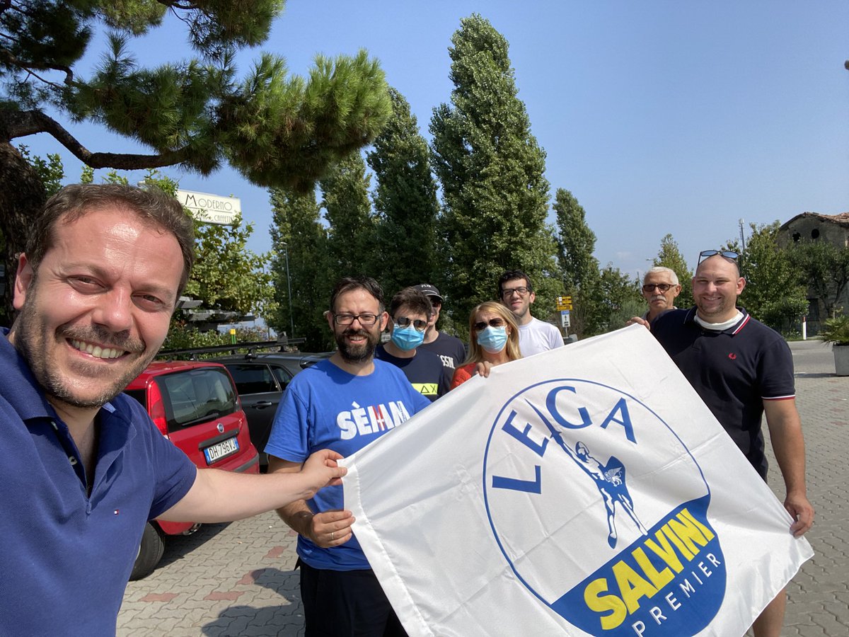 eugenio_zoffili's tweet photo. 📍LURAGO D’ERBA #Como
S È M M C U M A S C H
#AZZOLINABOCCIATA #IOSTOCONSALVINI #PROCESSATEANCHEME #VIENIAFIRMARE
#Legacomo #lega #salvini #salvinipremier #luragoderba #como #lombardia #tralagente https://t.co/1xhB7pcVYL