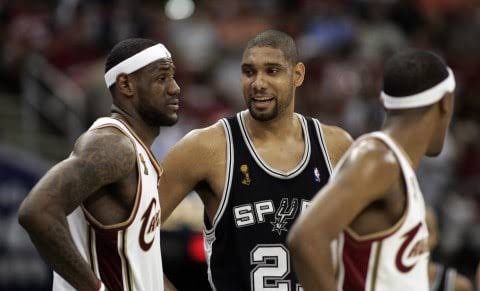 opiordegabriel's tweet photo. (#NBA THREADS)

As 9 "varridas" em Finais da NBA.

As Finais da NBA estão ligadas com jogos disputados entre os times mais fortes de cada conferência.

Porém, nem sempre isso aconteceu, e várias finais foram marcadas por vexames para diversas franquias.

Segue o fio!

RT=humilde https://t.co/DtSGF5DnQZ