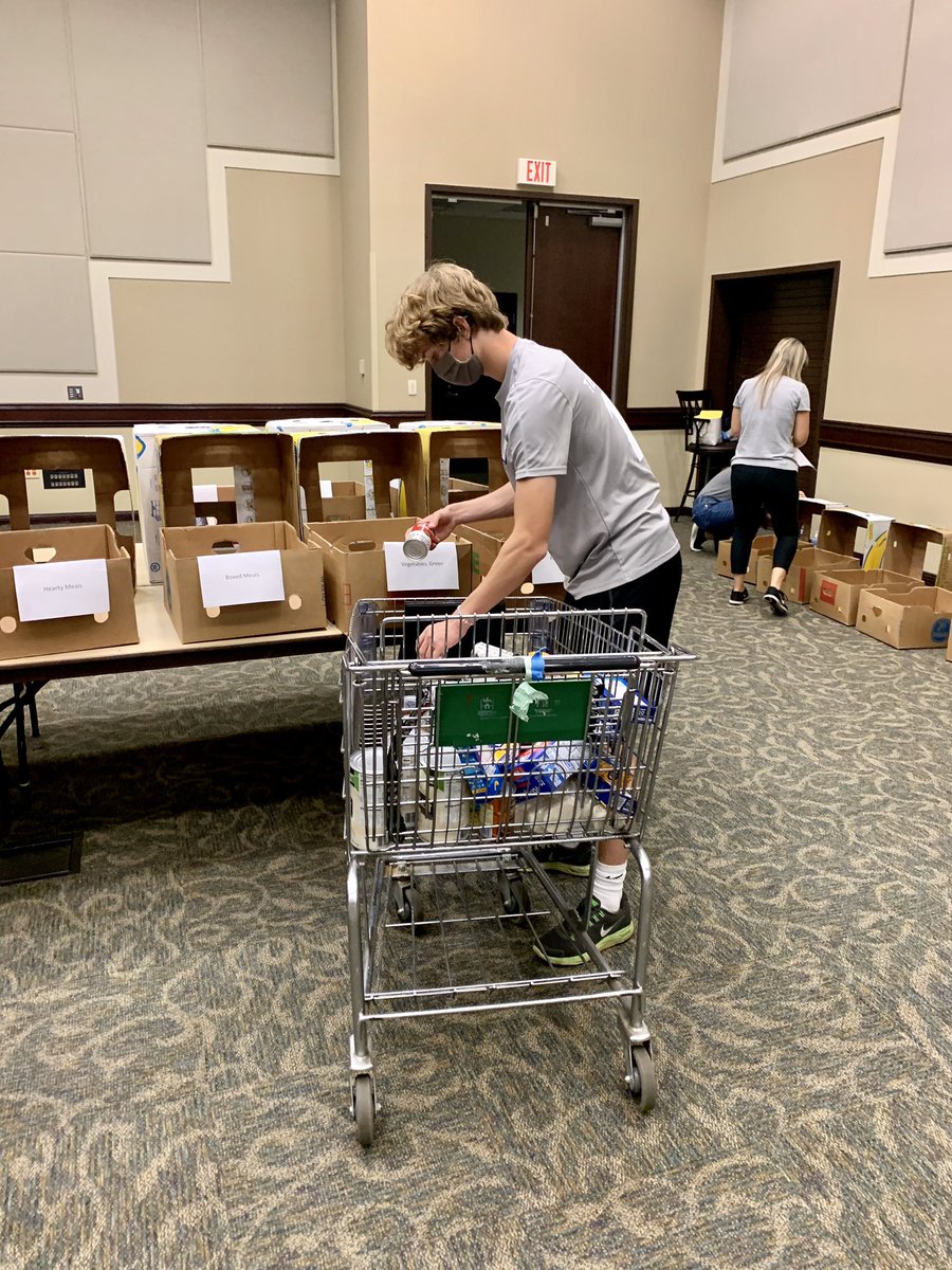 TSC04ECNLBoys's tweet photo. What do you do when there’s no game to play? Volunteer, of course!  @KeinerDylan @EvanWaggoner8 #tscecnl #developingexcellence @BoysECNL https://t.co/Tl9PPDzUZV