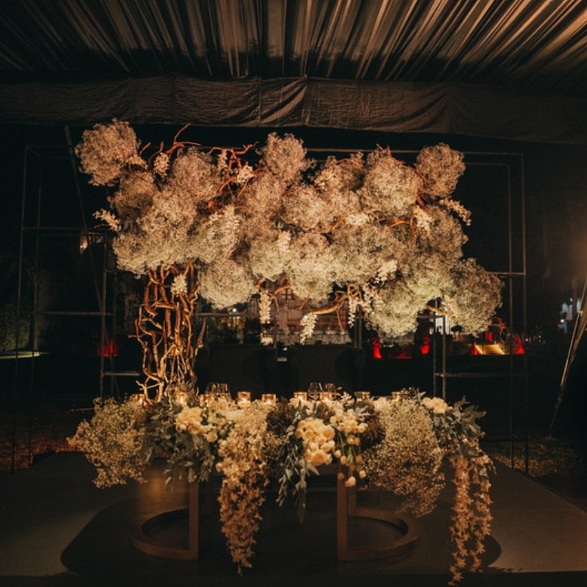 eventose3's tweet photo. The creative ways in which you can give such a unique touch to a wedding never cease to amaze us.
This delicate decoration, made with flowers, gives a wonderful touch to the reception. 
Would you dare to try this proposal at your wedding? 💍👏🏻
#eventose3 https://t.co/9TJM7SqKcY