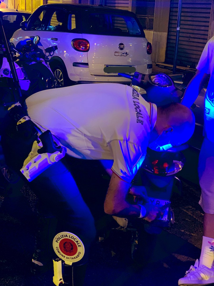 PLTaranto's tweet photo. Controlli in notturna per la #polizialocale #Taranto.
Caccia ai conducenti sulle #dueruote indisciplinati. https://t.co/xL5rF23mDJ