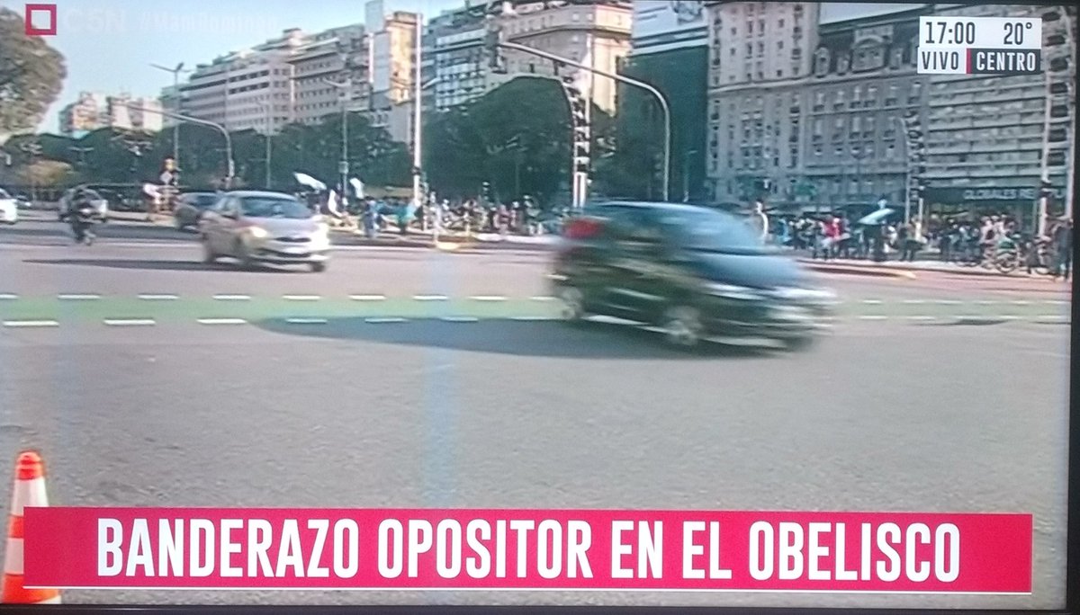 #MacriCaradura
Mientras los trabajadores de la Salud se mueren, literalmente más de 100, por salvarles las vidas, estos inadaptados sociales y deforestados neuronales hacen un banderazo, por suerte no son más de 200 idiotas útiles que el  mamerto delincuente fogoneó ésta mañana.