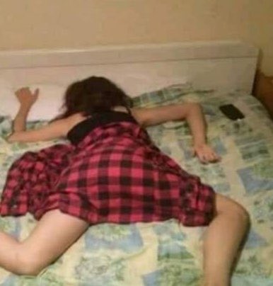 me: niye bu kadar yorgun uyaniyorum niyee cinler mi dovuyo gece ben uyurken

uyku pozisyonum: