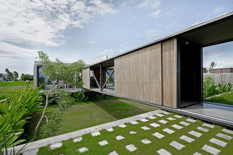 designboom's tweet photo. caceres + tous connects the two volumes of 'house S' in bali with steel + wood bridge
https://t.co/ngyfoGceP8 https://t.co/4HYMen4zV9