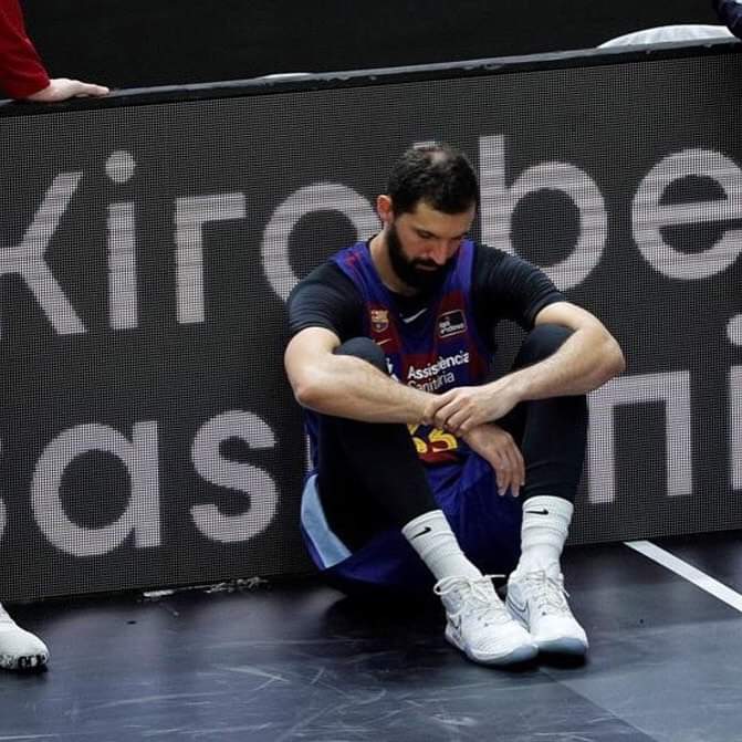 mariadelmadrid2's tweet photo. Cuando estés triste recuerda que Mirotic se fue del Real Madrid al Barcelona para ganar titulos 🤣🤣🤣 https://t.co/lkDgg5iX33