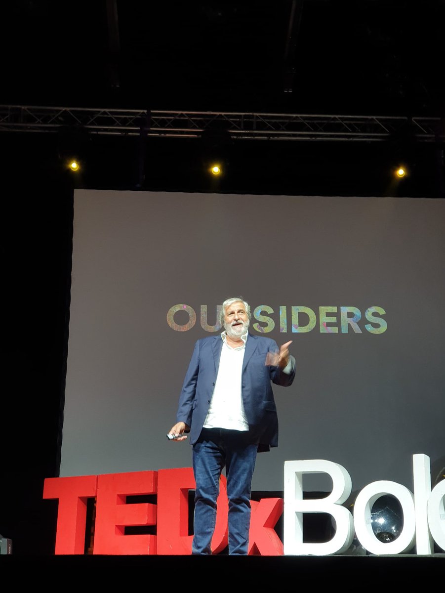“Outsider? Sono perdenti per definizione. Non scelgono mai i luoghi e le date giuste per nascere, creare, amare, morire. Vivono in mondi paralleli. E hanno sempre l’indirizzo sbagliato.” Alfredo Accatino <a href="/alfredoaccatino/">Alfredo Accatino</a> , Outsiderista, creativo e scrittore.

#TEDxBologna2020