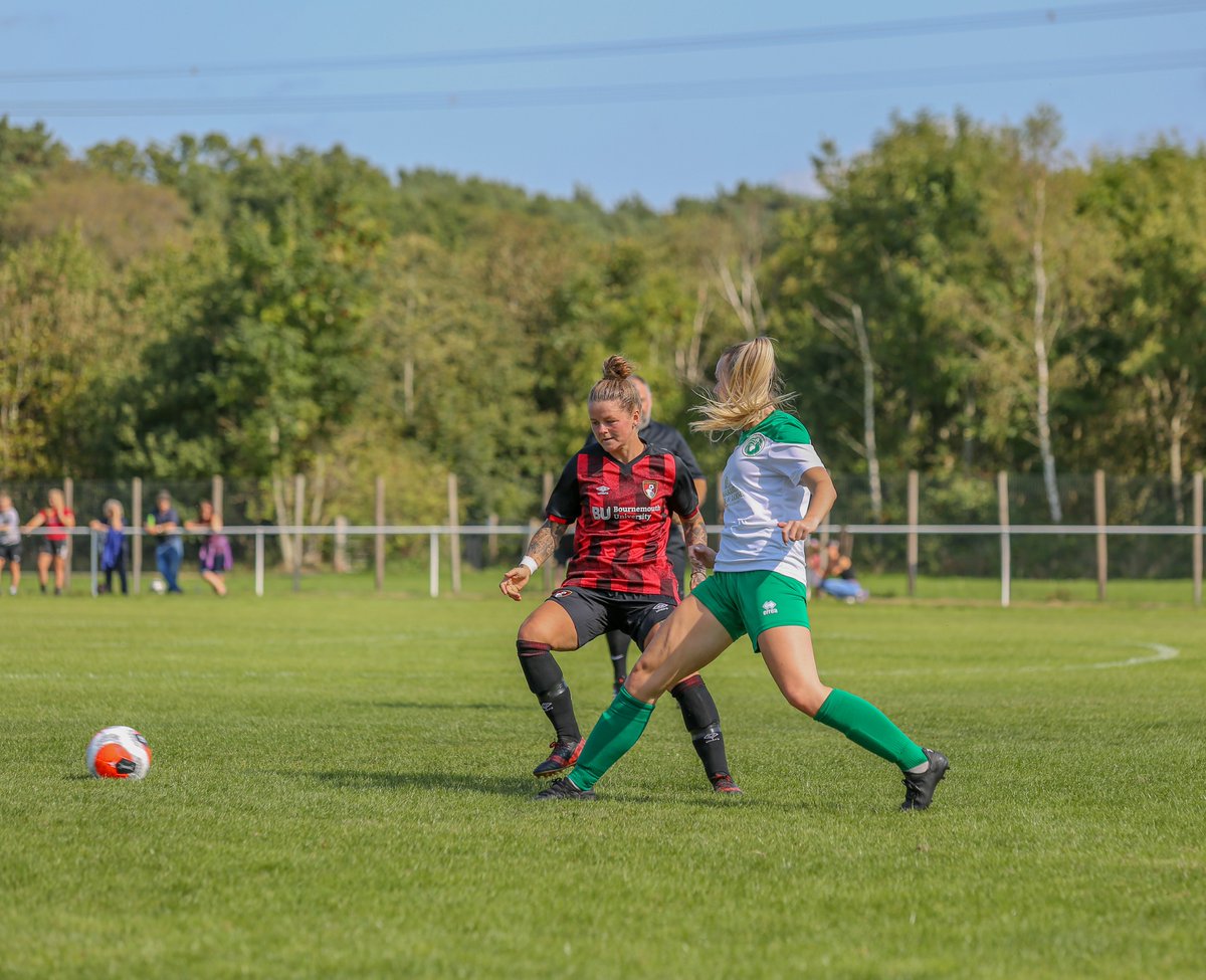 girltinyshooter's tweet image. When you get to see some beach soccer players! On the grass..
.
.
#familiarfaces #footballplayers #womensfootball #beachsoccerplayer #footballphotos #sportsphotography #behindthelens @molly_clarky10  @bekbarron8 @ghillier87