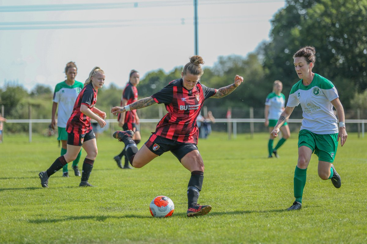 girltinyshooter's tweet image. When you get to see some beach soccer players! On the grass..
.
.
#familiarfaces #footballplayers #womensfootball #beachsoccerplayer #footballphotos #sportsphotography #behindthelens @molly_clarky10  @bekbarron8 @ghillier87