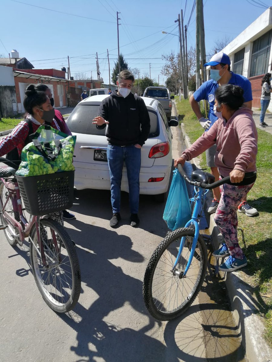 SolidarioMonte's tweet photo. # SABADOS SOLIDARIO # TUVIMOS LA VISITA DE NUESTROS INTENDENTE @FedericoAchaval  Y CHARLO CON LOS VECINOS Y CON NOSOTROS DE LA SITUACION SANITARIA Y SOCIAL # https://t.co/vYjmI4btnO