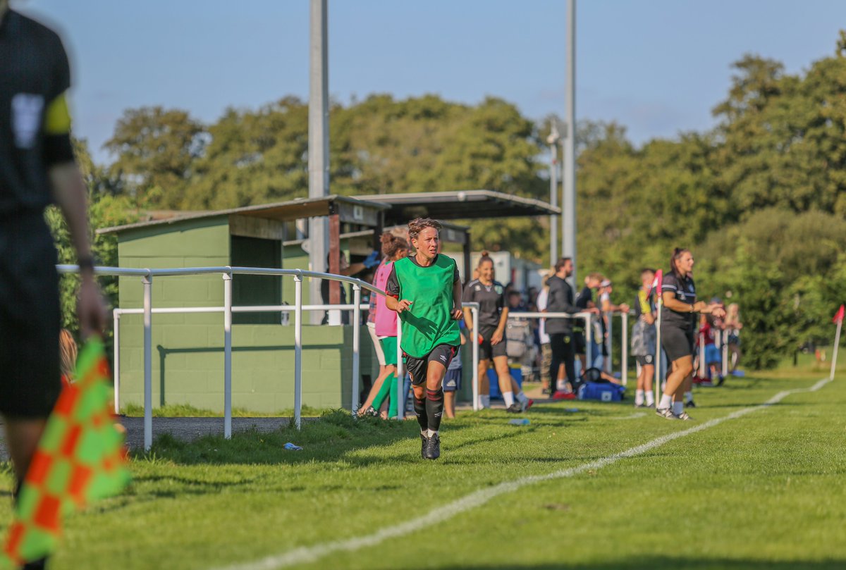 girltinyshooter's tweet image. When you get to see some beach soccer players! On the grass..
.
.
#familiarfaces #footballplayers #womensfootball #beachsoccerplayer #footballphotos #sportsphotography #behindthelens @molly_clarky10  @bekbarron8 @ghillier87