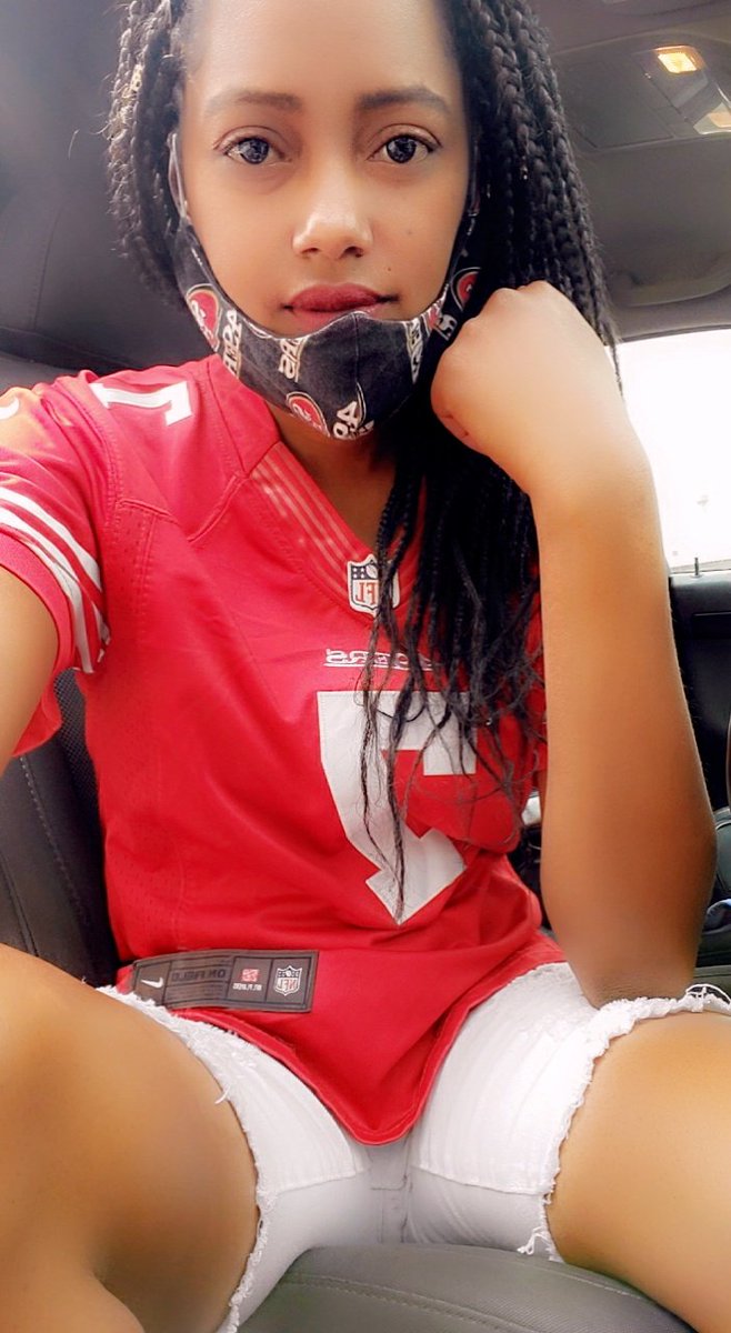 EffiingAmaziing's tweet photo. Heard @49ers fans were doing a #ThirstTrap .. Soooo hiiiiii 👋🏾
All the BS happening in 2020 felt like a #Kaepernick day 🤷🏾♀️✊🏾 #BLM #FTTB #RevengeTour2020 #TeamNiners #RedAndAgoldBlooded #FootballsBACK !! ❤💛❤💛❤💛 https://t.co/sDAkHUPbEe