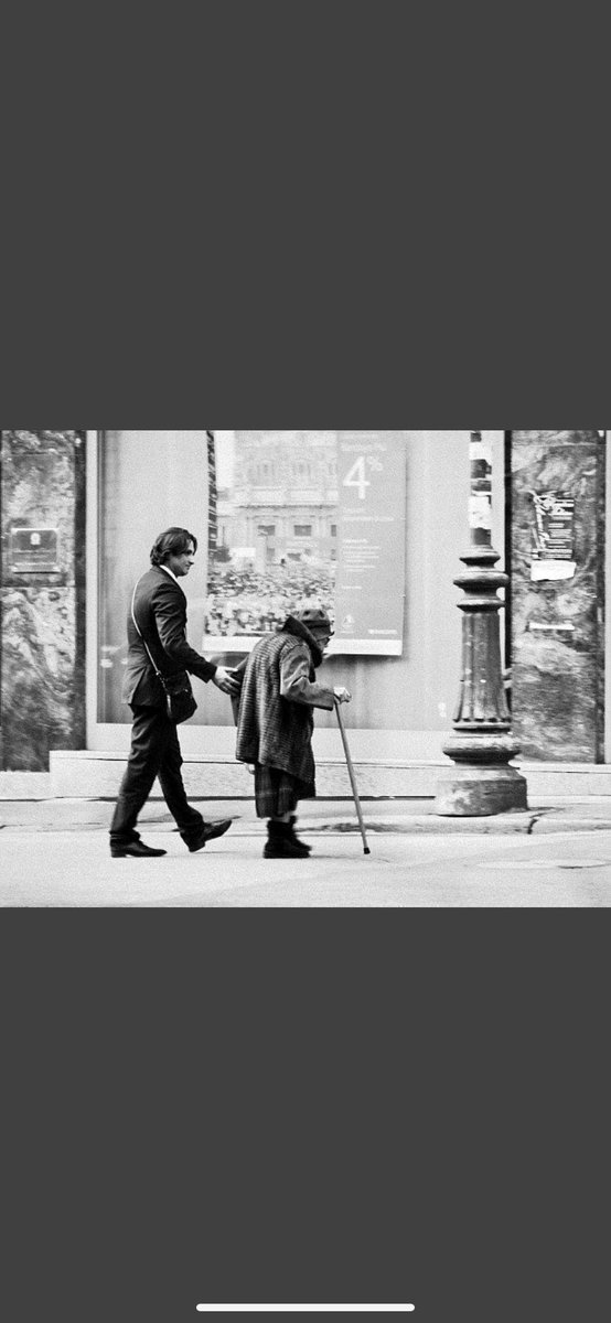 لن تجد أصيلًا ينكر؛ الأصيل إن أخذَ شكر،  إن رأى ستر، و إن أحبَ بذَل
حتى في خصامه أصيل🤍