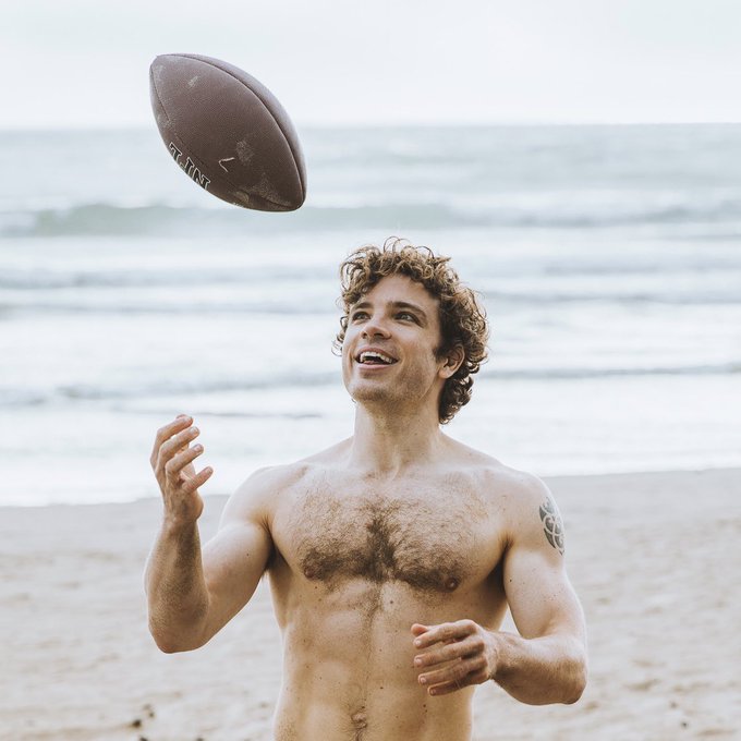 This photo accurately sums up my feelings about having #sundayfootball back 🙌🏻 Who else is excited!?<a href="/tag/sundayfootball"class="tags"><span>#sundayfootball</span></a>