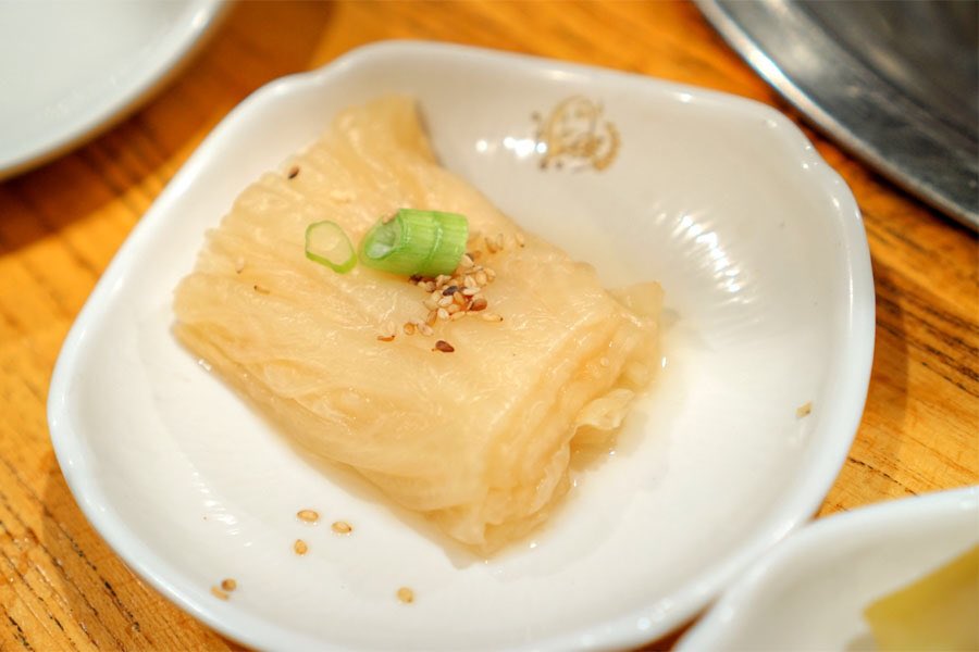 BTSARMYKitchen's tweet photo. In this restaurant they serve white kimchi (baek kimchi, 백김치). Unlike the red more traditional kimchi, this kimchi is not spicy but more sour/sweet.
#WhatBTSAte #GCFinUSA @BTS_twt https://t.co/ENqZRAtLCK