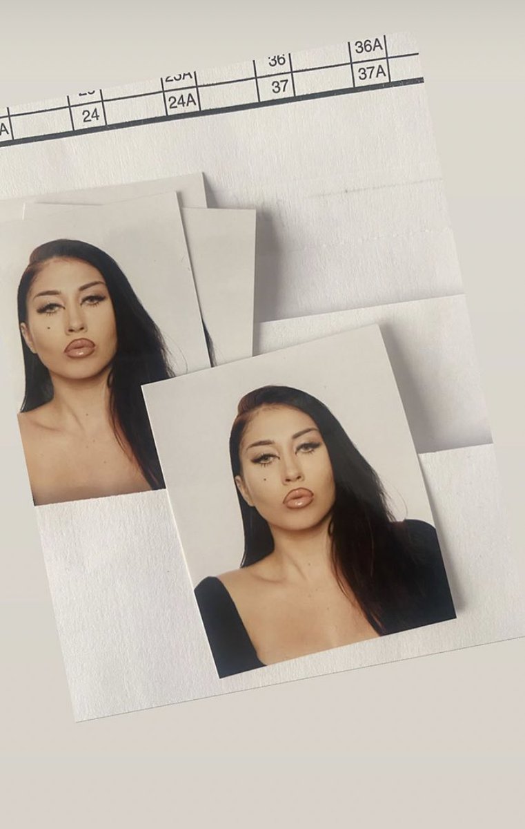 Linda! Kali Uchis visitou ontem a Praça da Sé e aproveitou para renovar seu RG no Poupatempo! 💞
Que nota você daria pra foto 3x4 da lenda?