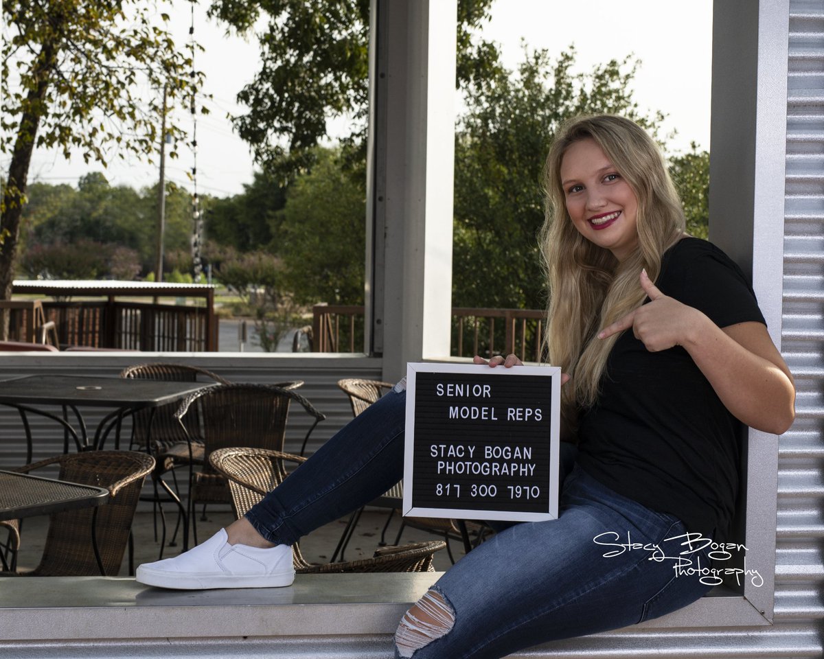 BoganStacy's tweet photo. First official day of senior sessions. @purdygirl789 and phoebe Davis #birdvilleisd #seniors #seniorreps https://t.co/FY4RMxRchH