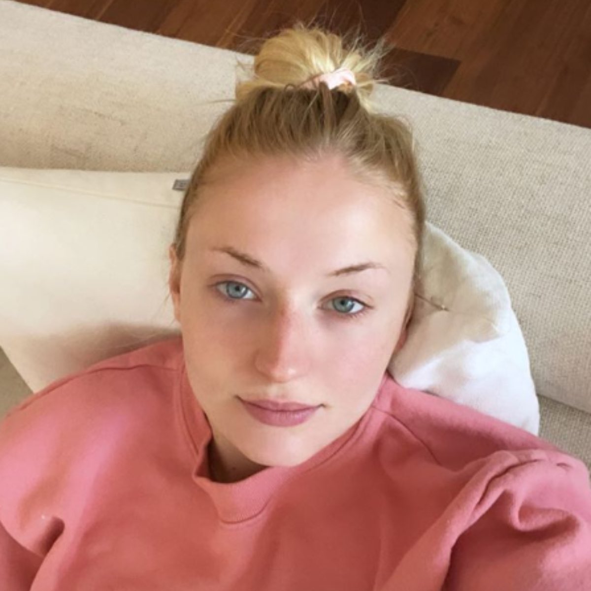 Sophie Turner in pink: a thread