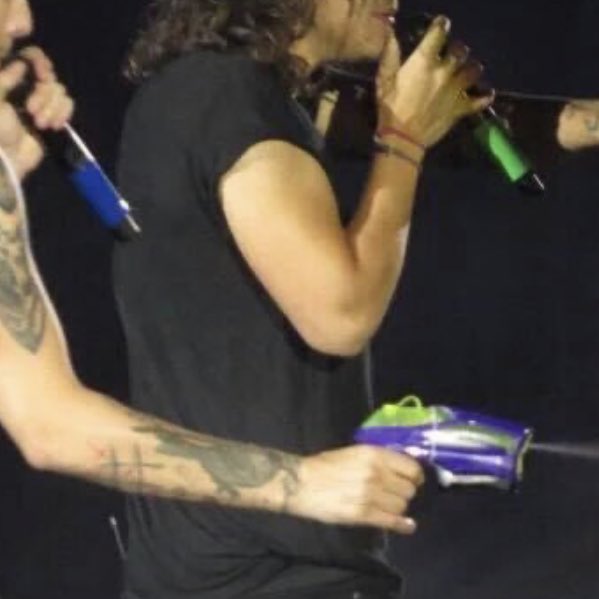 he had a BLUE and GREEN watergun!!!