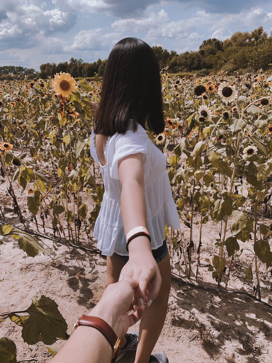 crystavenice's tweet photo. Alexa, play Sunflower by Post Malone &amp; Swae Lee 🌻 https://t.co/UTJwHqCisN