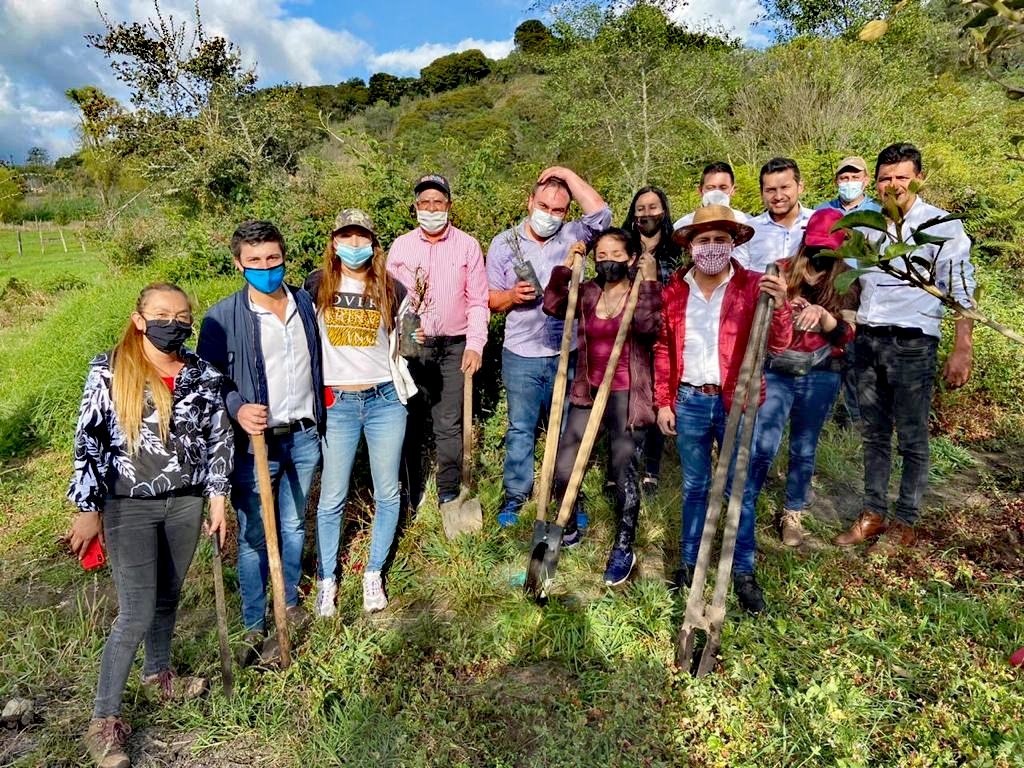 erika_p22's tweet photo. Jornada de reforestacion liderada por @OJLBoyacA en el Municipio de Nuevo Colón. Pequeñas acciones que logran grandes cambios a favor de la protección del medio ambiente. https://t.co/HjYcr1IM6H