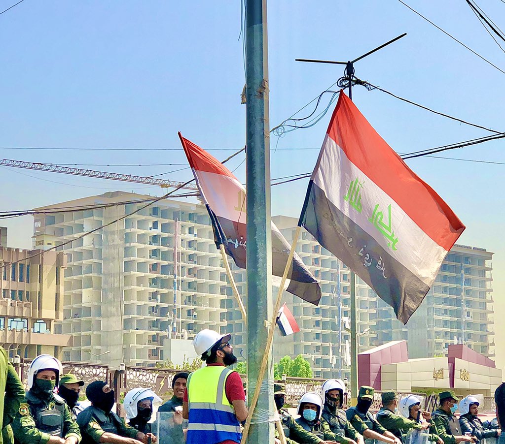 <a href="/eng_alaa92/">eng.alaa1482</a> <a href="/IraqiPMO/">المكتب الإعلامي لرئيس الوزراء 🇮🇶</a> <a href="/MAKadhimi/">Mustafa Al-Kadhimi مصطفى الكاظمي</a> الاعتصام السلمي لمهندسي اجور و عقود وزارة الكهرباء مستمر بعطائه و كرمه
بنية حسنة قام المهندسين اليوم بصبغ الجزرة الوسطية امام وزارة الكهرباء
اليوم نثبت للجميع مدى سلميتنا و وعينا بالحفاظ على الممتلكات العامة التثبيت مطلبنا 
#مهندسو_الكهرباء_مع_الكاظمي
