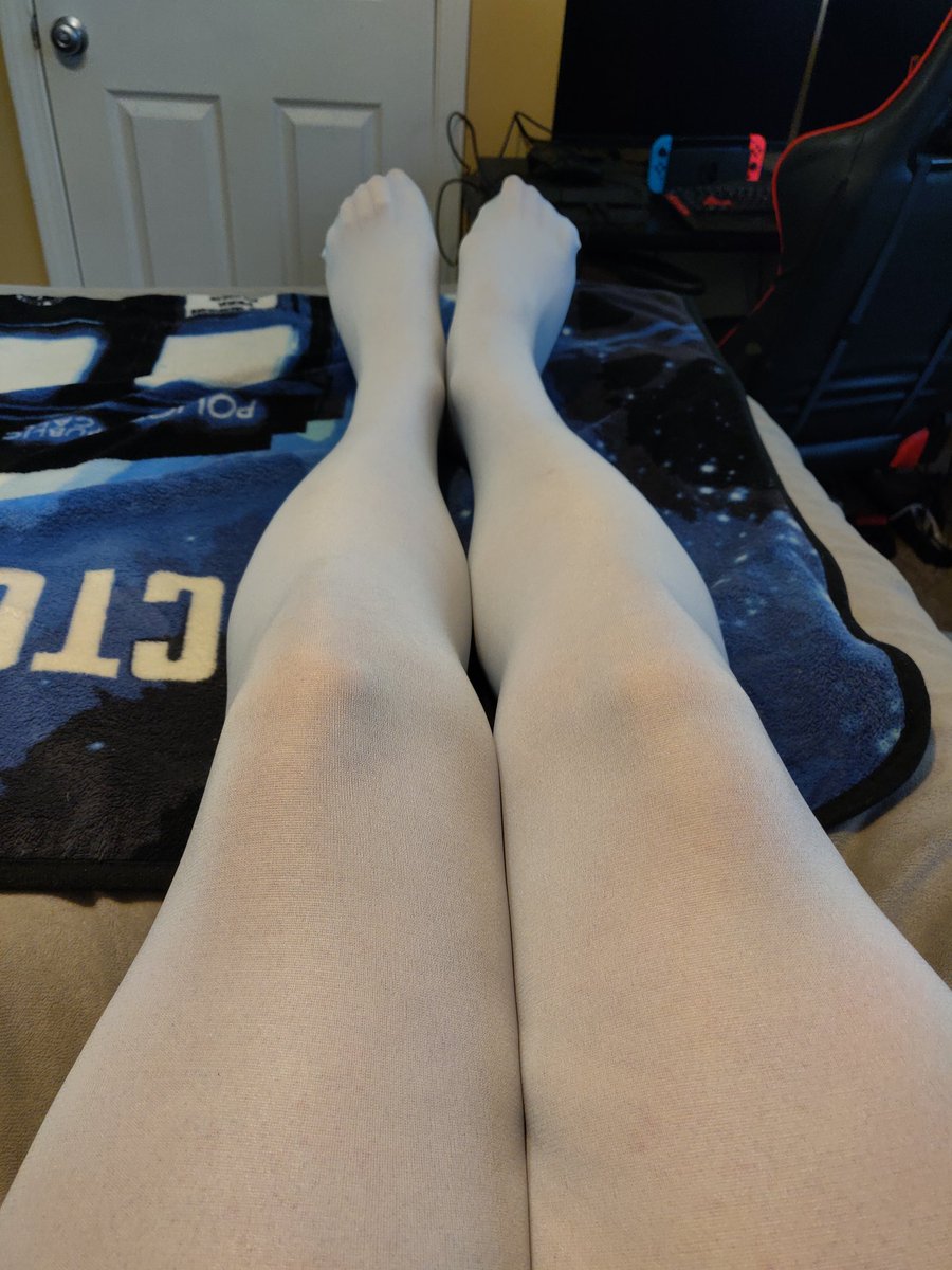 SissyBabyDani's tweet photo. Pink diaper and baby blue tights, I'm trying to stay as comfortable as I can, trying to calm my mind, too many things happening today https://t.co/gNaPuZXehb