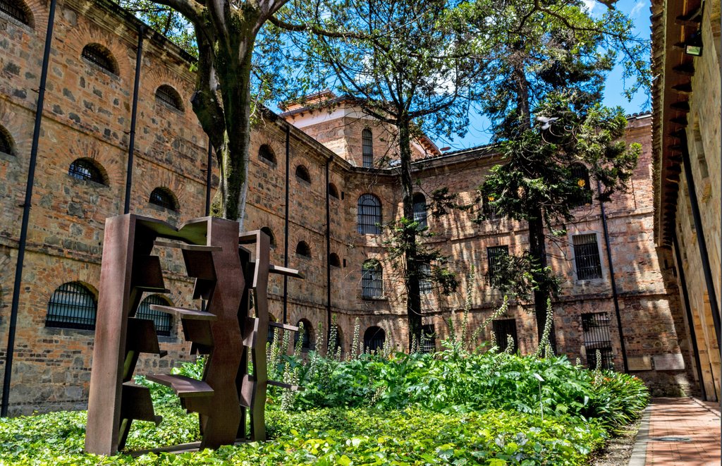 LURECITYGUIDE's tweet photo. Que bien se siente volver a visitar el Museo Nacional @museonacionalco un lugar con más de 20.000 objetos entre piezas de arte, arqueología y etnografía que cuentan la historia de Colombia y su inmenso patrimonio cultural.
#LureCityGuide #LureBogota #Bogota https://t.co/xLKgNikydZ