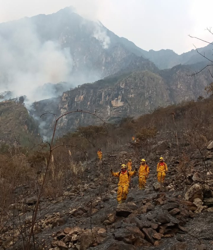 SERNANP's tweet photo. #BuenaNoticia incendio que se producía al interior del Santuario Histórico de Machupicchu ha sido controlado. Personal del #Sernanp @COENPeru @PoliciaPeru @MinCulturaPe se encuentra realizando labores de liquidación y monitoreo en el lugar. https://t.co/uHZG8fJP14