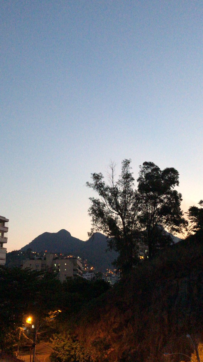 yasmimrestum's tweet photo. esse entardecer daqui de casa tá demais, viu? #pandemianaoacabou #ficaemcasa https://t.co/leYKndaioT