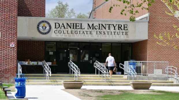 Possible COVID-19 exposures at 2 Winnipeg schools
cbc.ca/news/canada/ma… close to home...