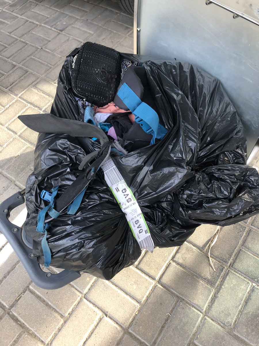 Cristina_sph's tweet photo. El sábado al ir a recoger mi equipaje tras un vuelo Tenerife Norte-Sevilla con la compañía @vueling , encontré en la cinta una bolsa de basura a mi nombre con toda mi ropa rota y quemada en su interior. Todavía no re recibido NINGUNA EXPLICACIÓN ni SOLUCIÓN #VUELING 

@vueling https://t.co/nibmR9bxaD