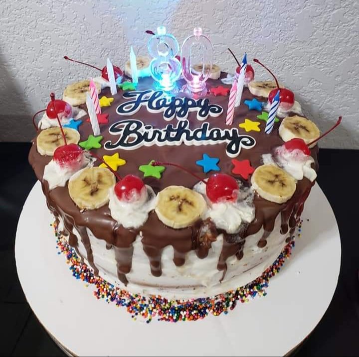 cassenach93's tweet photo. Last year my grandpa turned 80 years young, and we had a 50s Diner Party. For dessert I made this banana split cake, and I want to share with you all how it can be recreated and adapted to your liking! #cakediy #bananasplitcake #TreveccaIDT2020 https://t.co/4h84XUpSPS