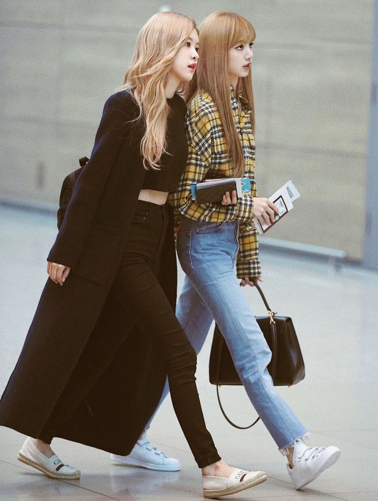 Chaelisa at the AirportWhat is space?Proxemics = 0 (zero) #Chaelisa  #Lisa    #리사    #Rosé    #로제  