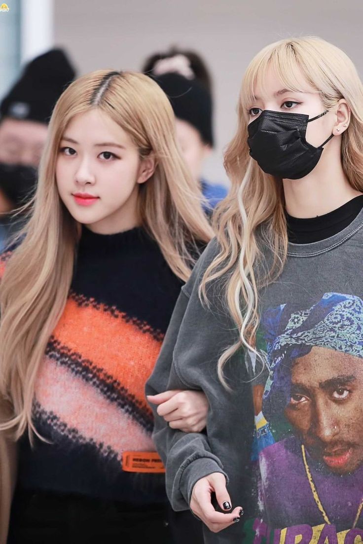 Chaelisa at the AirportWhat is space?Proxemics = 0 (zero) #Chaelisa  #Lisa    #리사    #Rosé    #로제  