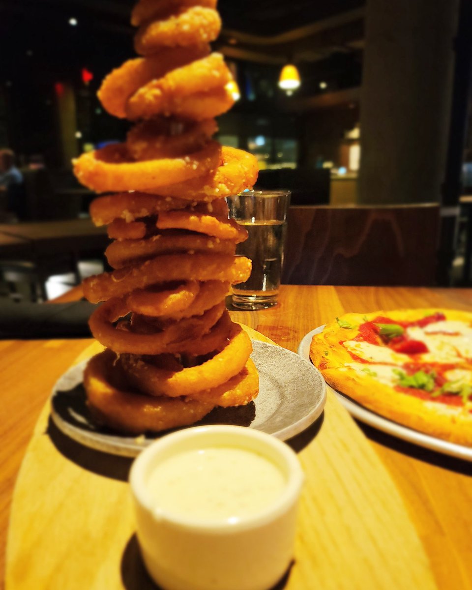 TheFoodieTunes's tweet photo. Filling our weekend carbs quota with crunchy onion rings and buttermilk ranch😋🙂 @YardHouse
#thefoodietunes #foodblog #restaurantreview #vegfood #yardhouse #yardhouseboston #sunday #weekend #weekendvibes #bostonrestaurant #bostonfoodies #bostonblogger #bostoneats #wheninboston https://t.co/eUVapTWfEk