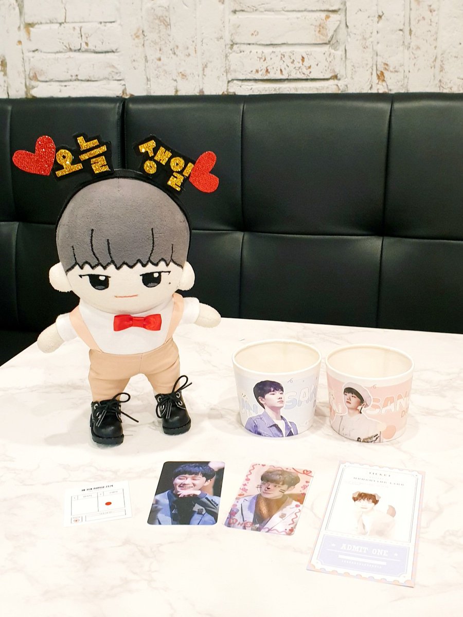 doll_hhs's tweet photo. 늦은 시간에 갔더니 직원분도 잠깐 자리 비우시고 손님도 없어서 맘껏 사진 찍을 수 있었슴다😄
투명포카도 고양이로 받았고 투표는 당연히 고양이로 😊

#현상이와_PAN이_만난건_영화같아
#HAPPY_HYUNSANG_DAY https://t.co/ObvQap0uM3