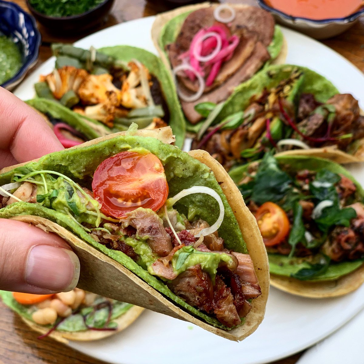 La recomendación de la semana va para estos tacos de #ZestaPunta que nada más de verlos se me hace agua a la boca 🌮

Tiene un menú degustación de 5 tacos + 1 copa de <a href="/SantoTomas_Mx/">Bodegas de Santo Tomás</a> por $299 durante todo septiembre de 1pm a 9pm

📍Av. de la República 17, Piso 3, Tabacalera CDMX
