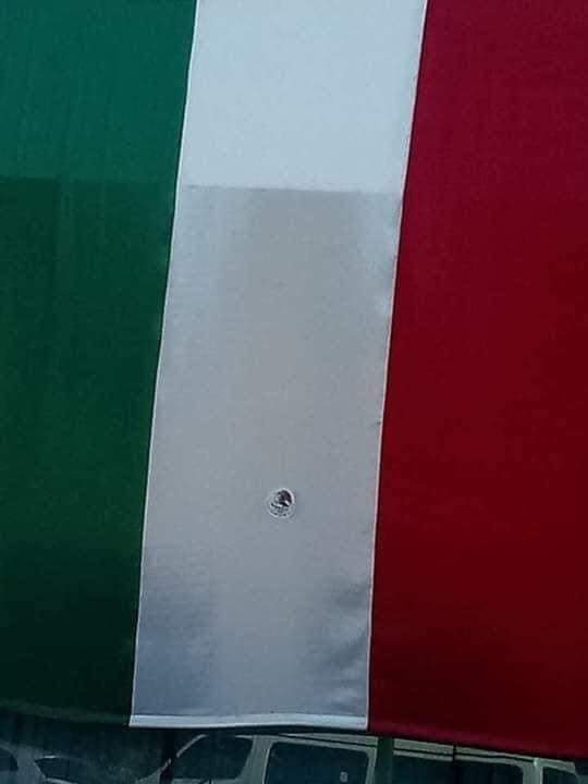ARandom_Guy92's tweet photo. - Patrón, ya no había banderas de México, solo había de Italia
- No hay pedo, ponle una estampita con el escudo, se verá MAMALON 
- Va va va va va https://t.co/gk1FfgCGyC