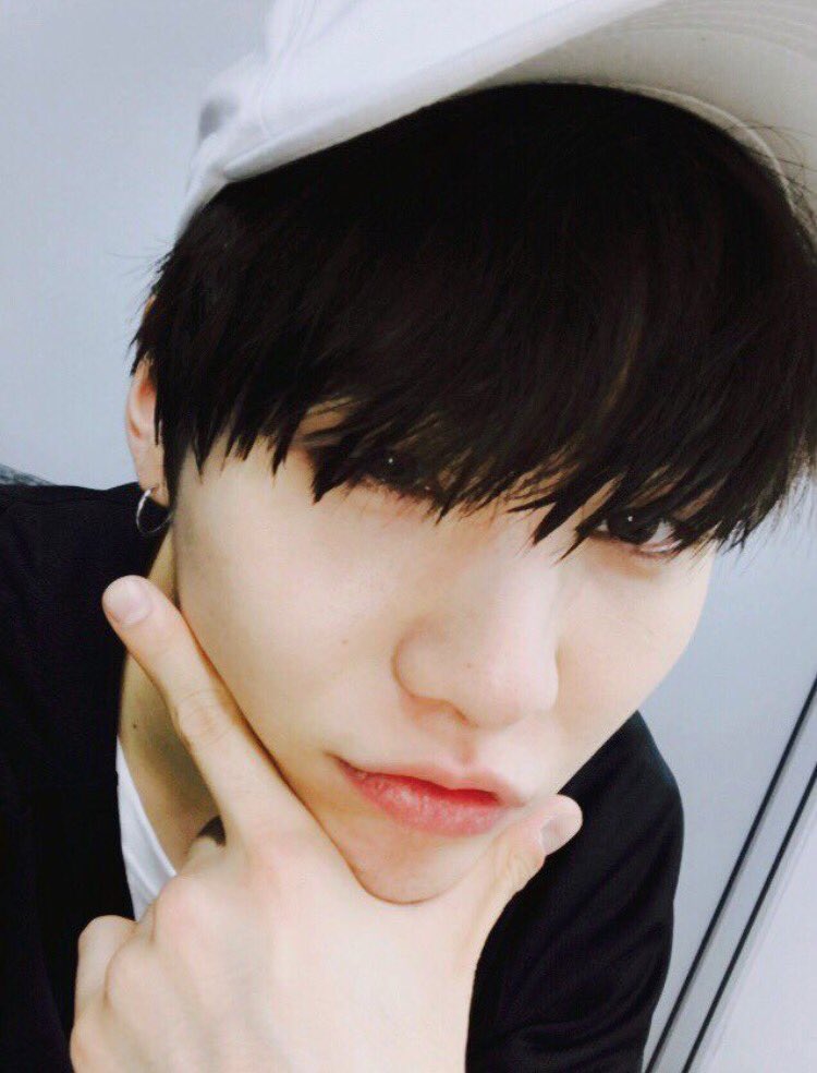 sometimes I think about jock yoongi in high school and then i erase that thought because it doesn’t fit my emo boy narrative