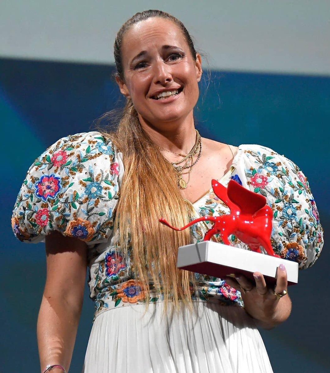 MiguelRibbeiro's tweet photo. Não é a Cristina Ferreira nem o Ângelo Rodrigues. Não tem direito a entrevistas no J8 nem documentários na SICK. Chama-se Ana Rocha Silva e “só” ganhou 2 leões no Festival de Veneza, uns apontamentos rápidos assinalam a coisa. https://t.co/WBCmNc6Jvy