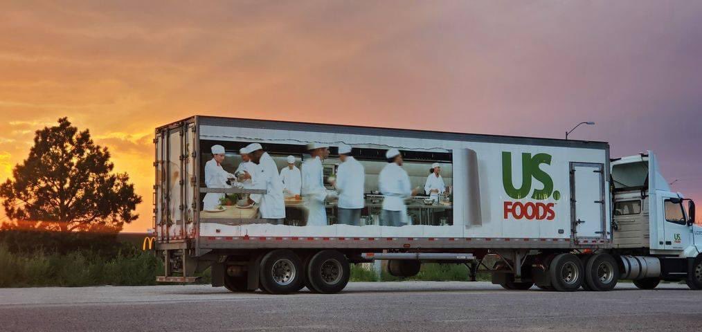 USFoodsCareers's tweet photo. We’ve been able to keep kitchens cooking and communities fed during this pandemic thanks in large part to the hard work, sacrifice, & dedication of our awesome team of drivers 🚚 Thank YOU for all you do #wehelpyoumakeit #NationalTruckDriverAppreciationWeek #USFTruckspotting https://t.co/3h77onHr8d