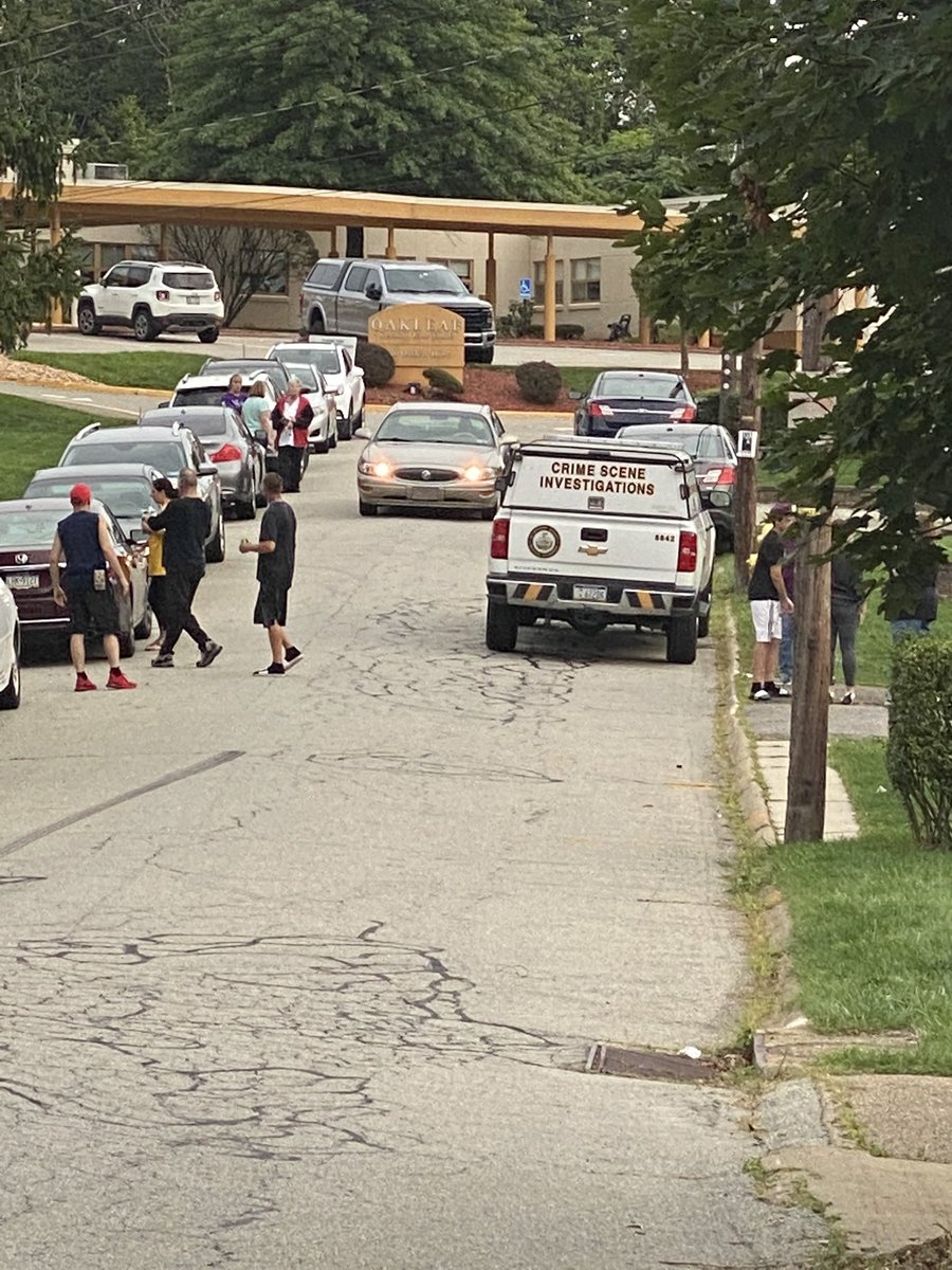 nicoleealfer's tweet photo. Hey! @KDKA @WTAE what’s going on at Oakleaf Road, in Baldwin? CSI is here https://t.co/9PgSu31ZO4