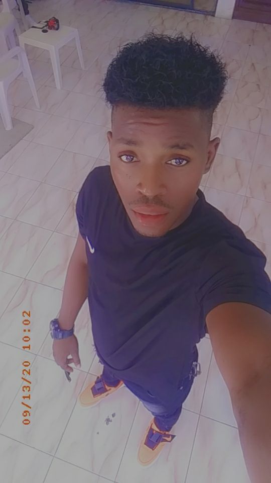 BalDoouz's tweet photo. Wap mande konbyen mka bwè poum sou sa depan kotem ye a 
Sim nan yn bar kote beer la vann $5 us yn sèl ka fem sou
Sim bo lakay nan 3 pou 250, 6 beer ka fem sou 
Men si se nan fèt yo envitem mka bwè 2 kès menm koulè li pa banm non😂 https://t.co/dKkUAJEaOl