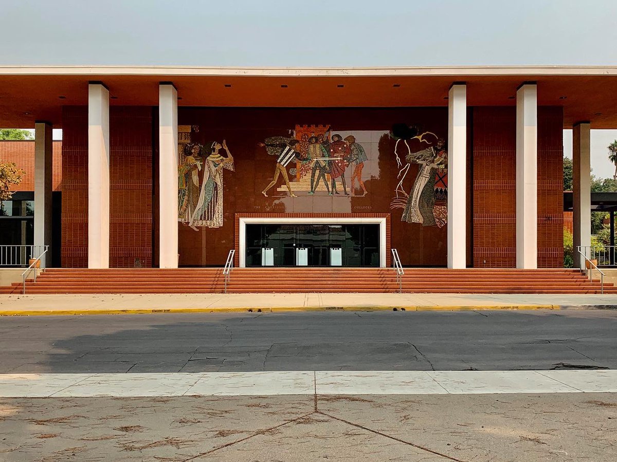 carolchin2020's tweet photo. 🚙🏃🏻♀️in Claremont, CA
Unplanned art and architecture adventure #ccinclaremont #millardsheets Garrison Theater https://t.co/0cqgkDqDwI