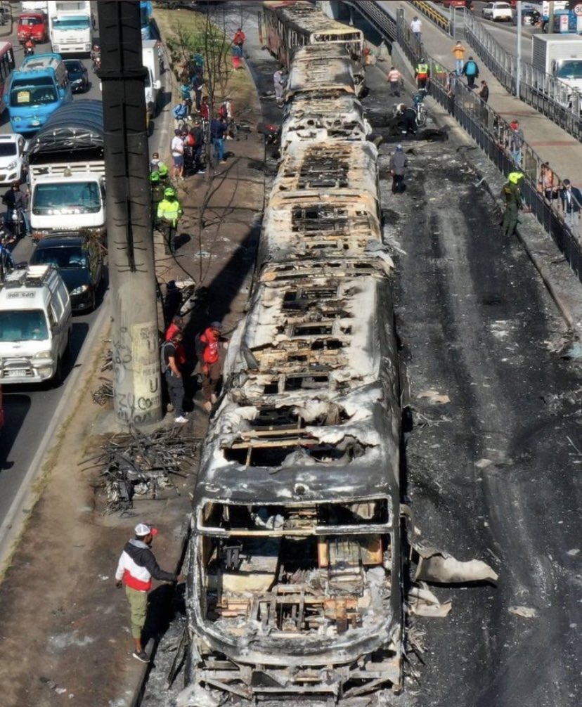 naydun's tweet photo. @Alexbogota199v @Karlaarcila Nayibe es desequilibrada y puro show. Es única responsable de heridos, muertes y daños ocurridos en la tarde del miércoles y días siguientes por inepta y siniestra. Que más bien  trabaje y arregle el mier#% que permite, que le resuelva a la gente el  transporte que les quemó. https://t.co/wo76QWkicl
